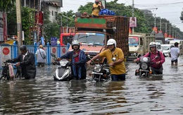 Mưa kỷ lục trong 37 năm làm tê liệt thành phố ở Ấn Độ, 10 người chết do điện giật