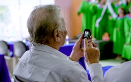 Ông ngoại 91 tuổi đem điện thoại 'cục gạch' chụp hình tốt nghiệp cho cháu