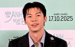 Đến Việt Nam, Hứa Quang Hán ngơ ngác khi rạp mất điện, năng nổ bê ghế giúp nhân viên