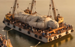 Xôn xao video vận chuyển bức tượng Phật khổng lồ ở Ấn Độ