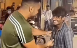 Thanh niên cười toe toét khi bị bóc mẽ thủ đoạn ăn xin
