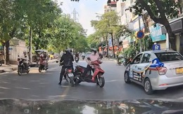 'Hai con dê qua cầu' phiên bản xe máy