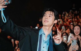 Hứa Quang Hán gây sốt ở Việt Nam vì đẹp trai, tinh tế