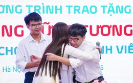 Sinh viên từng là thủ khoa có bố phụ hồ, mẹ mù chữ được nhận học bổng 'Vững tương lai'