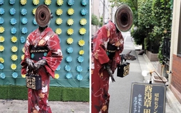 Tại sao người phụ nữ Nhật Bản này lại che mặt khi chụp hình?