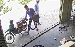 Thợ sửa xe hụt hẫng khi thay vỏ, ruột lấy công 30k mà khách chê mắc