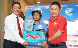 Tặng bình ắc quy, pin đèn, tủ thuốc giúp ngư dân Gia Lai vươn khơi bám biển