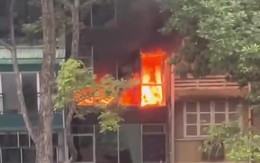 Cháy tầng 4 tòa nhà trên đường Trần Hưng Đạo, lửa được cảnh sát dập tắt nhanh chóng