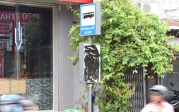 Ở nhiều trạm xe buýt TP.HCM khách đứng chờ phải bịt mũi