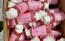 Khởi tố nhóm làm giả dầu gội đầu và dầu xả mượt tóc