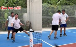 Ông chú nổi cáu vì bị đồng đội tranh bóng