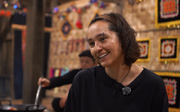 Nữ du khách Brazil như ‘sống trong bảo tàng’ khi đến ngôi làng độc lạ ở Thái Nguyên