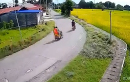 4 quái xế đầu trần ôm cua nối đuôi nhau lao xuống ruộng