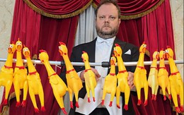 Cười sảng với bản nhạc phim Titanic phiên bản... gà