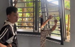 Thợ nhôm kính chán không buồn nói khi lắp cửa cho khách thiếu hụt cả khúc