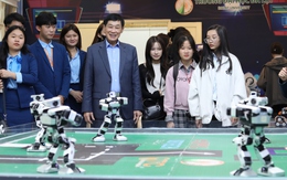 Ông Johnathan Hạnh Nguyễn tặng robot AI cho Trường đại học Đà Lạt