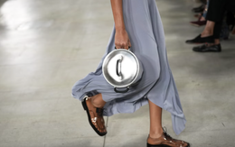 Moschino đem luôn cái nồi nhôm lên sàn diễn thời trang