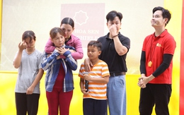 'Mái ấm gia đình Việt' ghi hình tại An Giang: nhiều nghệ sĩ bật khóc