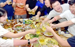 Nhịn tiểu lâu khi uống bia, người đàn ông bị vỡ bàng quang