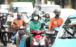 Giao hàng trong mưa, shipper 'sống chết với đơn này' được nhận tiền tip, lời hỏi thăm từ khách hàng