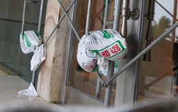 Khách sạn ven biển Đà Nẵng phòng thủ trước bão, chằng chống bằng giàn giáo và bao cát