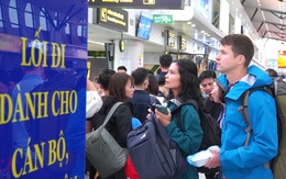 Hàng ngàn khách chờ tại sân bay Đà Nẵng vì bão số 10 làm trễ chuyến hàng loạt