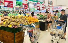 Siêu thị tăng hàng thiết yếu trong mùa bão