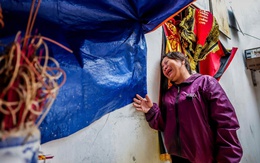 Người phụ nữ làng chài vừa mất chồng, nay nóc nhà cũng theo bão bay đi