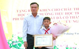 Khen thưởng cậu bé cứu bạn trong vụ thảm án