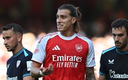 Hậu vệ Arsenal lấy khăn mặt của đối thủ để lau bóng