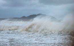 Nghĩ bão tan, 13 thuyền viên lại ra biển, gặp gió lốc 9 người mất liên lạc