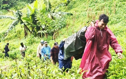 Dùng võng khiêng giúp bệnh nhân Lào vượt 5km đường rừng về nhà