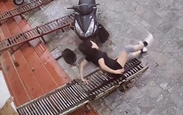Cô gái ngã dập mông khi bước xuống cầu dắt xe