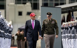 Ông Trump dự họp đột xuất với hàng trăm tướng lĩnh Mỹ