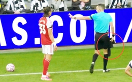 Trọng tài gây chú ý khi lấy đi khăn lau bóng từ tay cầu thủ Arsenal