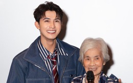 Vợ cơ phó Nguyễn Đức Nghĩa, nguyên mẫu 'Tử chiến trên không', mang ảnh chồng đi xem phim