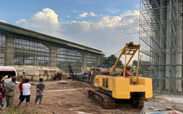 Cần cẩu trong dự án vành đai 3 TP.HCM đổ đè 2 công nhân, 1 người tử vong