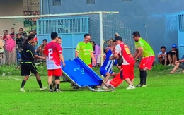 Thủ môn hú hồn hú vía khi thấy đồng đội đẩy xe bò vào cứu thương