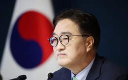 Nhà lãnh đạo Triều Tiên và chủ tịch Quốc hội Hàn Quốc bắt tay nhau ở Bắc Kinh