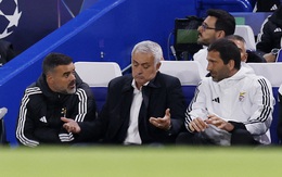 Mourinho thua trận, lãnh thẻ vàng trong ngày tái xuất Champions League