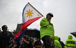 Người dân ồ ạt xuống đường biểu tình ở Philippines?