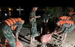 Hơn 200 cán bộ, chiến sĩ Sư đoàn 390 gia cố, bảo vệ đê sông Hoạt trong đêm