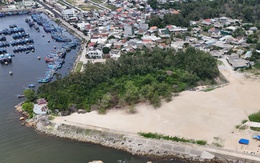 Sau nạo vét cửa biển Mỹ Á, 'núi cát' khổng lồ gây bụi mù mịt