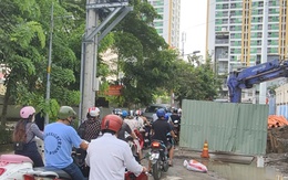 Đưa đón con đi học quá khổ, phụ huynh mong công trình sớm hoàn thành