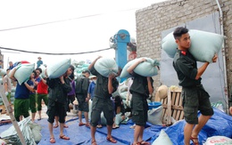 Cảnh sát cơ động giúp dân khắc phục hậu quả bão số 10