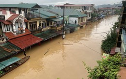 Sau một đêm, lũ trên sông Hồng dâng tới nóc nhà dân