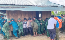 Bộ đội biên phòng, công an, dân quân khiêng 7 căn nhà vùng sạt lở đến nơi an toàn như 'thần đèn'