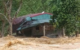 Vượt mưa lũ lớn, giải cứu 2 ông bà bị mắc kẹt trong ngôi nhà xiêu vẹo giữa dòng nước