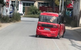 Ô tô chạy kiểu lê lết trên đường