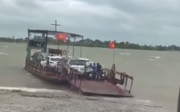 Xử phạt chủ phà cố chở khách qua sông khi bão Bualoi đổ bộ
